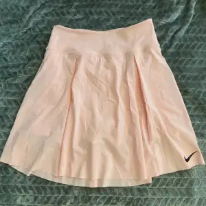 Nike golf kjol med shorts under även med en ficka använd 1 gång ordinarie pris 800kr men säljer den för 250kr