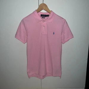 Ralph Lauren piké - Ralph lauren pike Skick 9/10 som ny. Bara använd ett fåtal gånger. Storlek 14-16 år men i vanlig storlek skulle den vara xs/s 