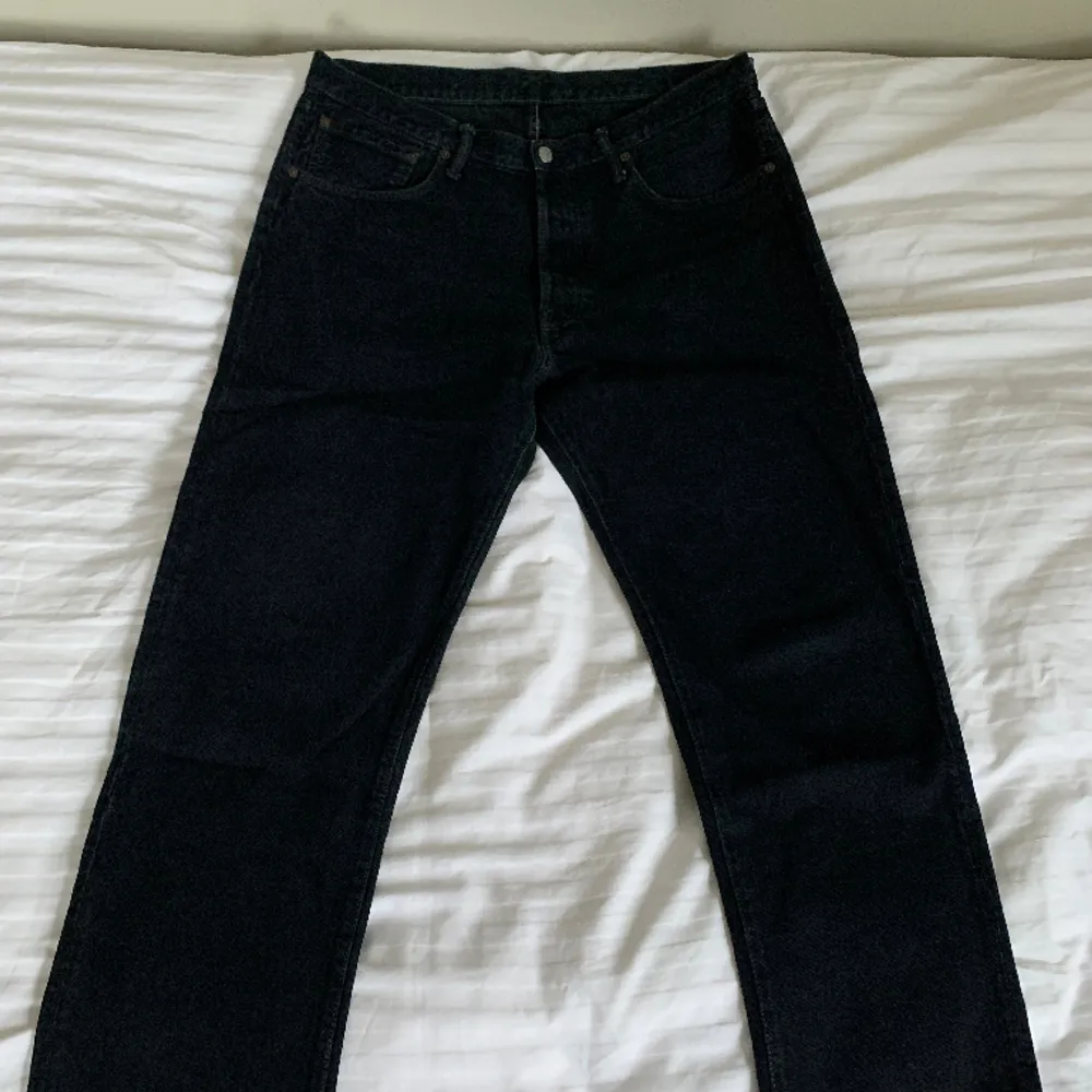 Storlek: 34/30 Tvätt: Black Overdye Nypris: Ca 2500 Pris: 400 Skick: 9/10 Material: 100% bomull. Jeans & Byxor.