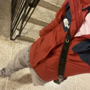 tnf vind jacka - säljer nu min tnf jacka då jag växt ur den, rintigt bra skick och helt fel fri (skick 9/10) sitter ganska tight i strlk xs men passar s 