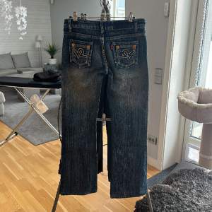 Coola jeans men säljer på grund av att det är för små och hoppas någon annan får användning av dem⭐️⭐️ Det står att det är storlek M men jag upplever dem som mindre.  Midjemått: 75 cm  Innerbenslängd: 70 cm  Väldigt bra skick!