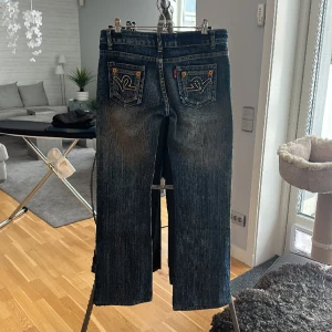 Coola jeans  - Coola jeans men säljer på grund av att det är för små och hoppas någon annan får användning av dem⭐️⭐️ Det står att det är storlek M men jag upplever dem som mindre.  Midjemått: 75 cm  Innerbenslängd: 70 cm  Väldigt bra skick!