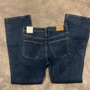 Helt nya Blåa Petite flare jeans från Gina tricot, som är kort i modellen och i storlek 38. Midjemått tvärs över:36 hör av er om ni undrar något!❤️