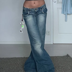 Lågmidjade jeans  - midjemått: 36cm rakt över, innerbenslängd: 84cm 💗 lappar kvar