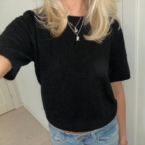 Stickad Tshirt  - Såå fin stickad t-shirt från h&m som är helt slutsåld💕 helt oanvänd med prislappen kvar❤️