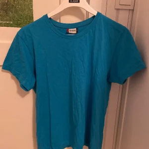 Simpel blå T-shirt  - Bra skick, skönt material och luftig. 
