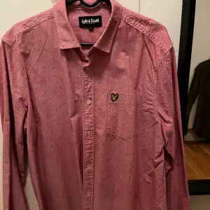 En skjorta från Lyle & scott. Storlek L och färgen rosa. Fint material i 100 procent bomull. Aldrig använd så som ny. 