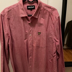Lyle & scott - En skjorta från Lyle & scott. Storlek L och färgen rosa. Fint material i 100 procent bomull. Aldrig använd så som ny. 