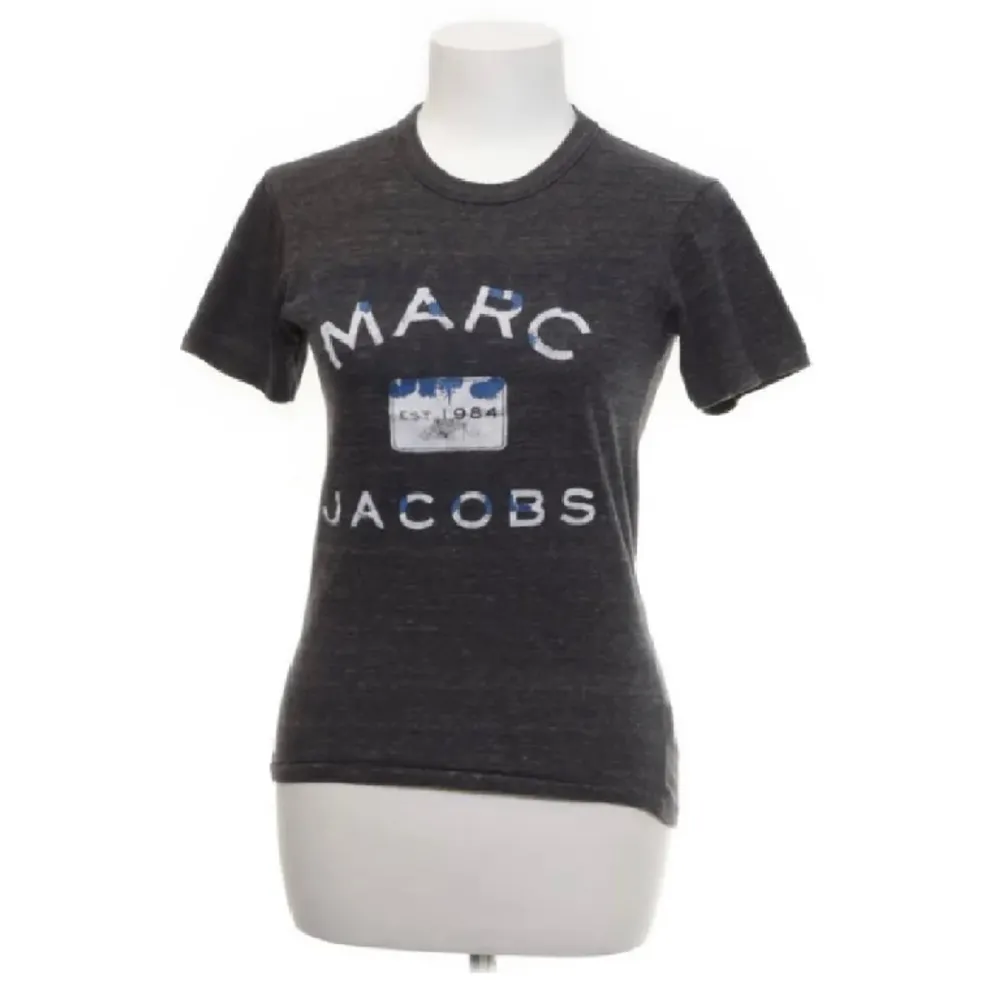 Världens snyggaste tshirt ifrån Marc Jacobs som tyvärr är för stor för mig❤️‍🔥Så cool tröja som passar till allt, kan gå ner i pris vid snabb affär💞💞💞. T-shirts.