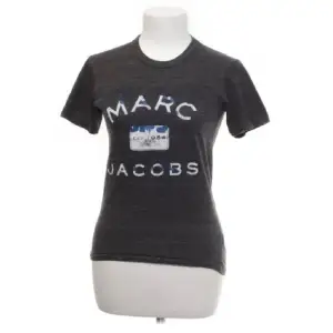 Världens snyggaste tshirt ifrån Marc Jacobs som tyvärr är för stor för mig❤️‍🔥Så cool tröja som passar till allt, kan gå ner i pris vid snabb affär💞💞💞