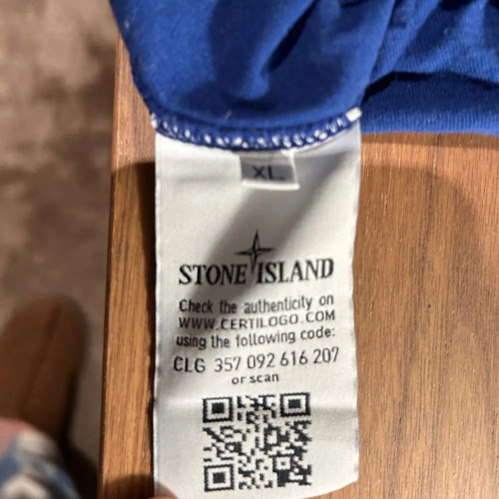 En fin Stone island t-shirt i storleken Xl men passar L, köpt för 1599 går att verifiera på certilogo. Pris kan diskuteras.. T-shirts.