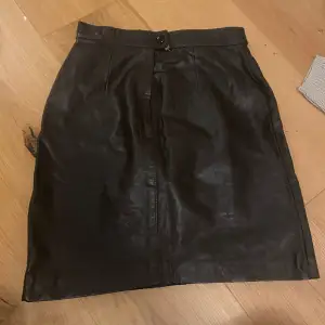 En mörkbrun kjol oanvänd och ingen skada kontakta för fler bilder