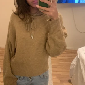 Stickad hoodie ljusbrun - Skriv om ni har frågor💞