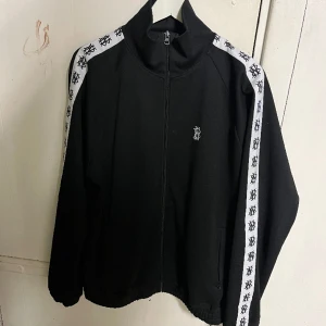 New black tracktop - Säljer nu min feta tracktop då den ej används. Inköpt för 1500kr på kennedies.  Väldigt bra skick.