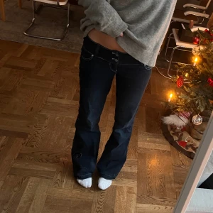 Mörka bootcut - Mina coolaste jeans med så snygg detalj längst benet! Helt unika🪩🪩De är lågmidjade och bootcut. Jag är 170. Bilderna gör inte jeansen helt rättvisa då de är tagna när det hunnit bli mörkt ute