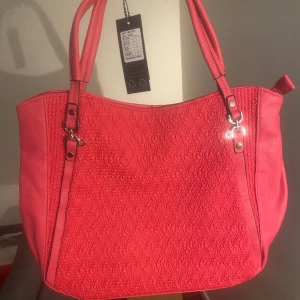 Rosa väska - Rosa väska ifrån Italien. Märket Maria C. Helt ny väska, inte använd alls.  Kan användas som handväska eller axelväska. Mycket plats i.
