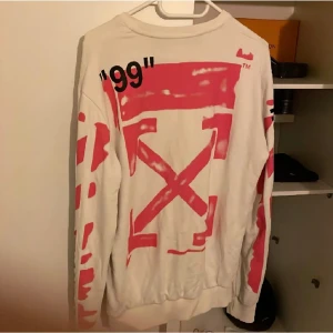  off White  - Riktigt het tröja väldigt snyggt me dom råsa detaljerna 