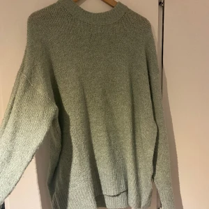 Stickad tröja  - Grön stickad tröja. Använd men i bra skick. Storlek M men L kan också ha