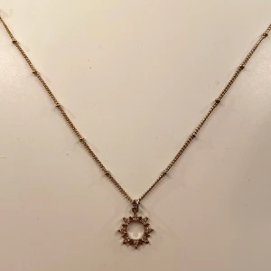 guldhalsband  - sött halsband i färgen guld. (inte äkta guld) endast använd ett fåtal gånger!! justerbart. pris går alltid att diskutera. 