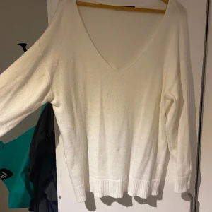 Stickad tröja  - Tunn skickad tröja med vringning. Nyskick 