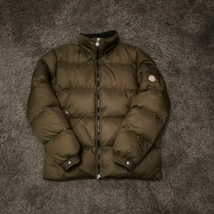 Moncler Jackor - En Moncler Jacka i storlek 3 som motsvarar M-L. Den är sådär skick det finns lite flaws och små fläckar. Hör av er vid frågor eller flera bilder😁