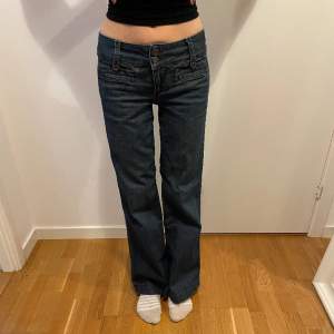 låga och vida jeans från only i storlek 26/32  midja: 34 cm tvärsöver💓💓 innerbenslängd: 77cm jag på bilden är 169