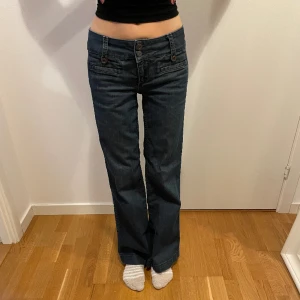 only lågmidjade vida jeans - låga och vida jeans från only i storlek 26/32  midja: 34 cm tvärsöver💓💓 innerbenslängd: 77cm jag på bilden är 169