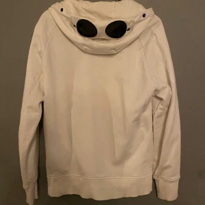 Cp company tröja. Med kvitto - En riktigt fet tröja som är i bra skick👍🏻köpt från nk och kvitto finns för den som är intreserad. Priset går att diskutera vid snabb affär