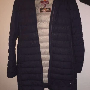 Jacka parajumper - Parajumper jacka , inget fel på den förutom ett hål i fickan men som är ihopsatt färg blå