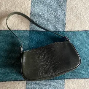 En jättefin handväska i olivgrön från Ginatricot! Använd ett fåtal gånger men säljer pga att jag inte använder den längre🫶fint skick! 