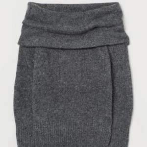 Off-shoulder stickad tröja - Säljer denna jättefina stickade gråa off-shoulder tröjan från HM💕 Den har endast använts ett fåtal gånger och är i nyskick. Tröjan är slutsåld på hemsidan. Säljer eftersom den inte kommer till användning💕 Skriv privat för frågor & fler bilder