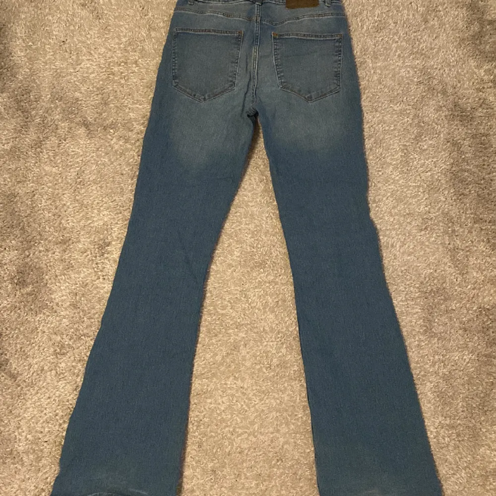 Blåa bootcut jeans från pieces i storlek S. Aldrig använda, då de är nya utan prislapp.. Jeans & Byxor.