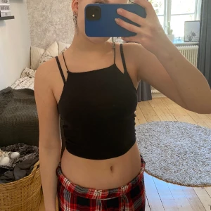 Linne - Svart linne med smala axelband🖤