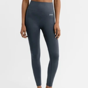 Tränings tights  - Mörkblå träningsbyxor från Drop of mindfullnes. Säljer dessa då de inte kommer till användning längre. Supersköna och fina💙nypris 339 kr. Pris kan diskuteras. Skriv för fler bilder eller andra frågor💗 lägger upp igen för fri frakt💗