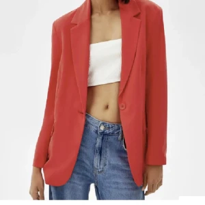Bershka feminine cut blazer NY MED TAGS - från Bershka  Storlek S  NY MED TAGS   Mer hallonröd än röd Slutsåld, originalpris idag 399kr  