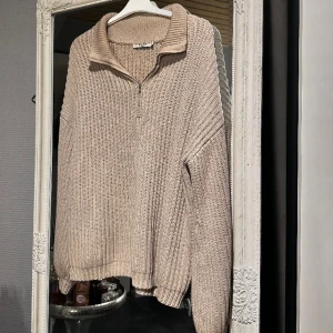 stickad tröja  - Stickad tröja ifrån na-kd ANVÄND men ändå gott skick 