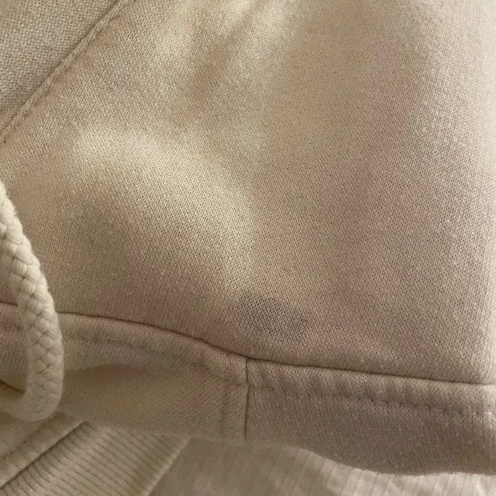 Super snygg benvit hoodie från bikbok!!💗En liten fläck vid luvan men det är inget som syns när man har på sig💞. Hoodies.