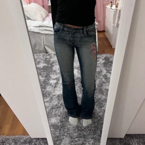 Jeans - Super coola jeans med så snygga detaljer⭐️i väldigt fint skick💞st 38 men sitter mer som 34💞midjemått: 34cm tvärsöver, passar mig i längden som är ca 170🙌