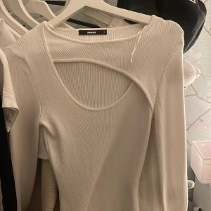 Vitt tröja - Helt sprilans ny tröja aldrig använd köpt på Bikbok ! Köpt för 399kr och säljer nu för 270kr, slutsåld tröja ☺️, lappen finns på sista bilden, skriv om ni har frågor