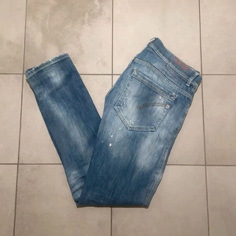 Ett par sjukt feta dondup jeans i modellen George, (en av de nyare George modeller). Storleken är 32. Skicket är fint, inga direkta defekter. Nypris cirka 3 700 mitt pris: 999!!  Hör av er vid funderingar!. Jeans & Byxor.