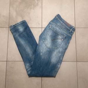 Ett par sjukt feta dondup jeans i modellen George, (en av de nyare George modeller). Storleken är 32. Skicket är fint, inga direkta defekter. Nypris cirka 3 700 mitt pris: 999!!  Hör av er vid funderingar!