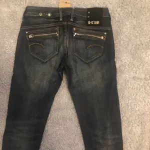Säljer ett par skit coola lågmidjade jeans som ör köpt från Sellpy med märket G Star. Säljes då dom inte passar mig. Storlek 27/32 och säljes för 160+frakt men pris kan diskuteras. :)