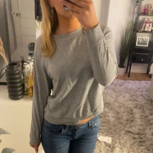 Grå sweatshirt - Grå basic sweatshirt, passar till allt!