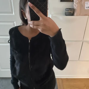 Intimissimi jacka🖤 - Svart intimissimi jacka i jätte fint skick, sluten med silvrig dragkedja! Stretchig med pälsliknande material framtill🤍