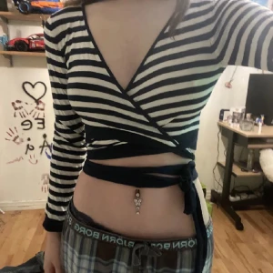 Snygg topp - Jätte fin topp som man knyter vid magen! Bra skick, köptes på Plick men kom aldrig till användning. Bilder är från förra säljaren! 