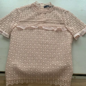 Rosa blus - Jättefin rosa blus som aldrig kommer till användning. Den har ett tyg under så man kan använda den bara som där är. Dragkedja så inte svår att få på