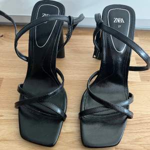Svarta sandaler från Zara i storlek 37. Väldigt bra skick. Använda 1 gång. 