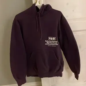 Mörklila hoodie med tryck, storlek S från hm