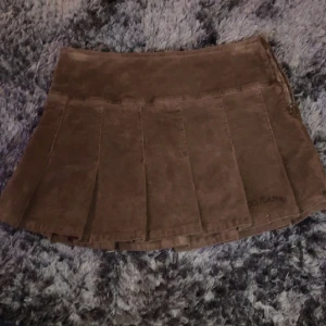 minikjol - super söt brun minikjol från urban outfitters i strlk S säljs pga att jag inte använder längre🤎