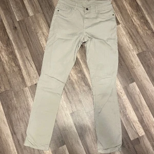 Strömberg Jeans  - Säljer dessa Strömberg jeans i beige färg. 